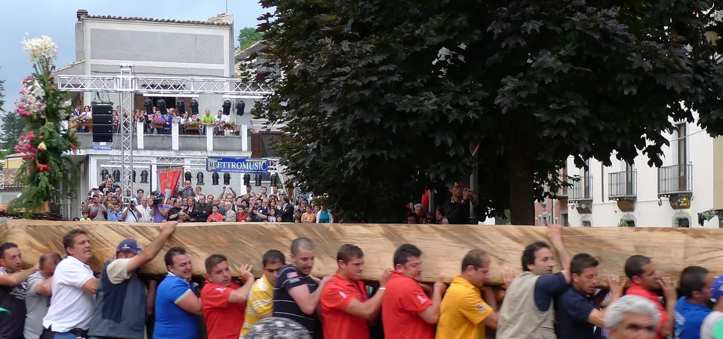 La grande festa comunitaria dei tradizionali Riti Arborei pastorali lucani